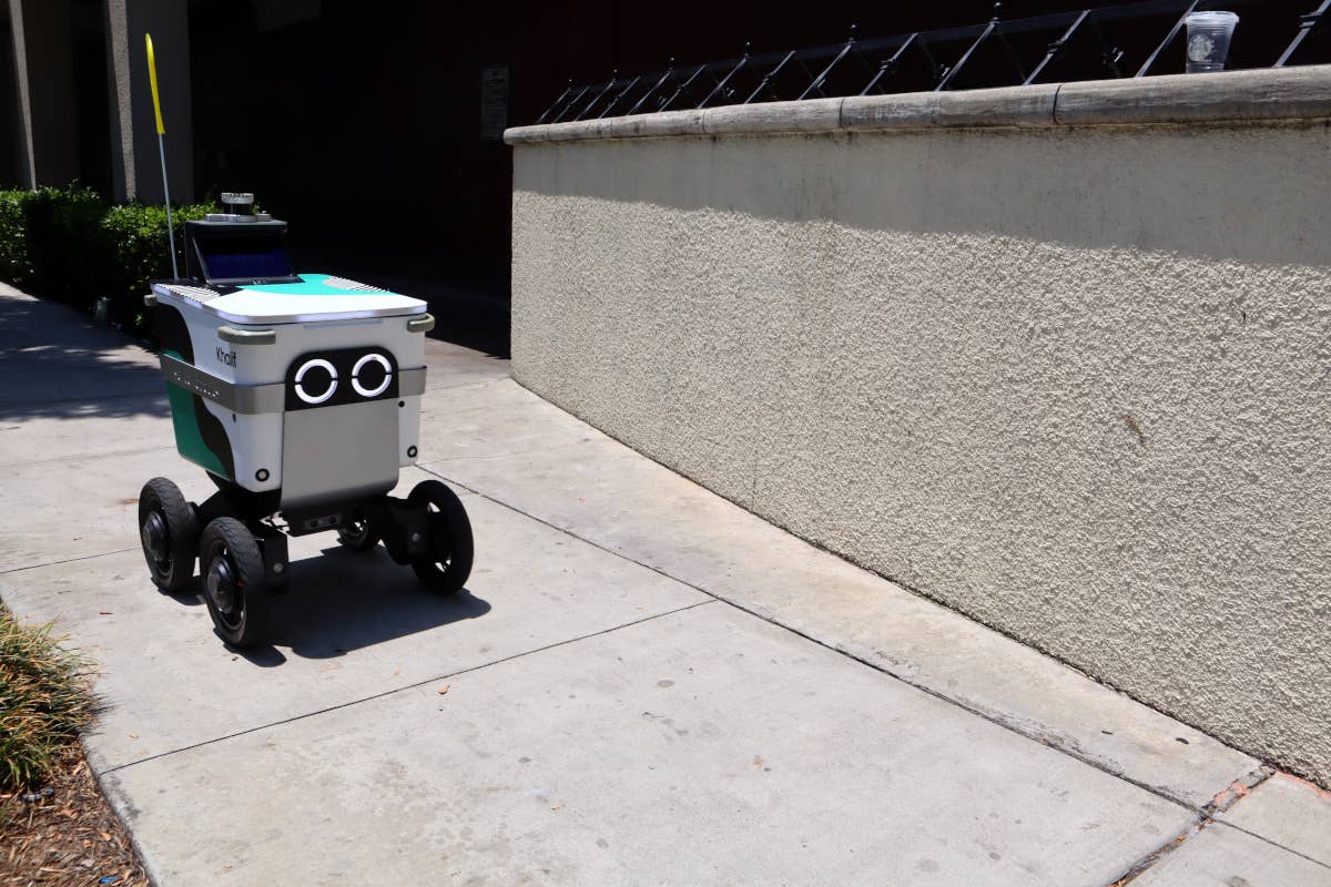 Uber Eats, a Tokyo consegne a domicilio con i robot: quale futuro per i rider?